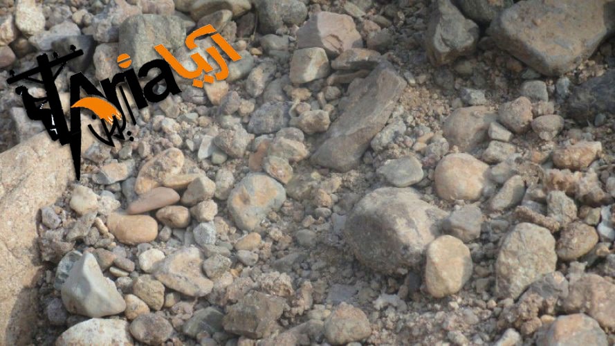 سنگلاخی با کمی دانه رس